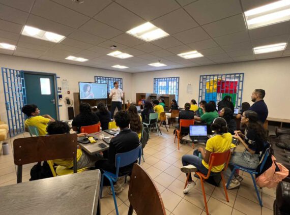 Leerlingen van Colegio San Antonio in Santa Cruz leren hoe ze een vlog moet maken